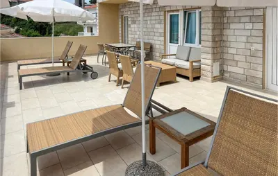 Balkon ili terasa u objektu Amazing Apartment In Dugi Rat With House Sea View