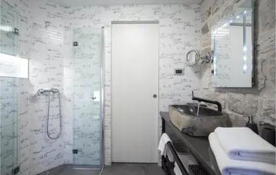 Kupaonica u objektu Awesome Home In Omis With House A Mountain View