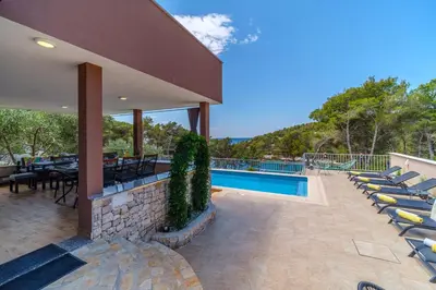 Bazen u objektu Villa Karmelota ili u blizini
