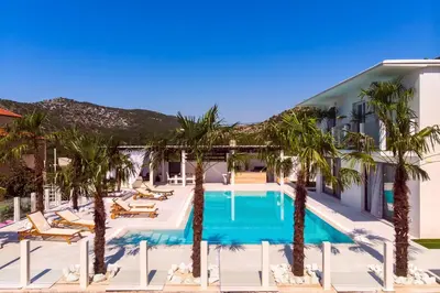 Bazen u objektu Villa Caribic with 72sqm private pool, whirlpool, sauna, outdoor lounge area ili u blizini