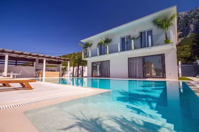 Bazen u objektu Villa Caribic with 72sqm private pool, whirlpool, sauna, outdoor lounge area ili u blizini