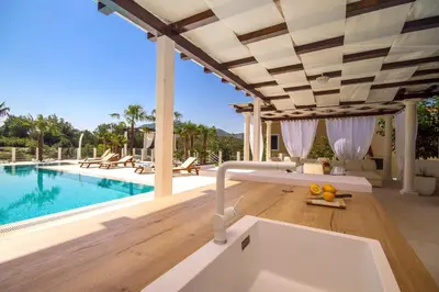 Bazen u objektu Villa Caribic with 72sqm private pool, whirlpool, sauna, outdoor lounge area ili u blizini