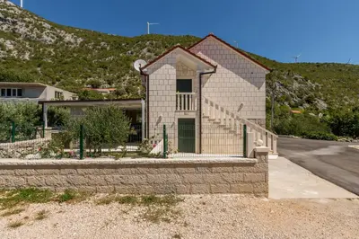 Pogled na planine ili pogled na planine iz vikendica