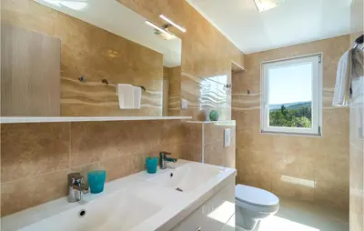 Kupaonica u objektu Awesome Apartment In Vrboska With Wifi
