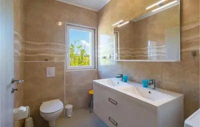 Kupaonica u objektu Awesome Apartment In Vrboska With Wifi