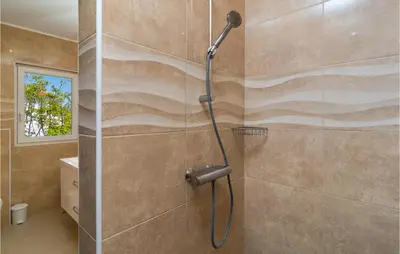 Kupaonica u objektu Awesome Apartment In Vrboska With Wifi