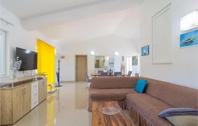 TV i/ili zabavni centar u objektu Awesome Apartment In Vrboska With Wifi
