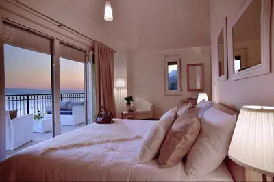 Krevet ili kreveti u jedinici u objektu Villa Sun Palace with luxury 5 bedroom villa and amazing panoramic sea views