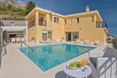 Bazen u objektu Villa Sun Palace with luxury 5 bedroom villa and amazing panoramic sea views ili u blizini