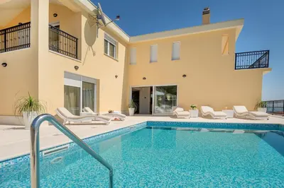 Bazen u objektu Villa Sun Palace with luxury 5 bedroom villa and amazing panoramic sea views ili u blizini