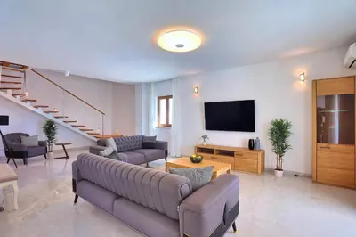 TV i/ili zabavni centar u objektu Villa Flora with a 53 sqm private pool with Cinema room with projector and 4 en-suite bedrooms