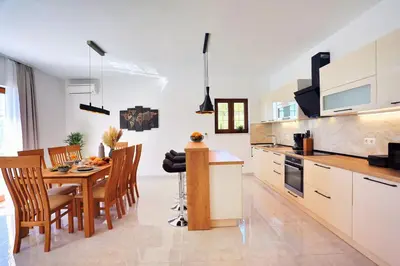 Kuhinja ili čajna kuhinja u objektu Villa Flora with a 53 sqm private pool with Cinema room with projector and 4 en-suite bedrooms