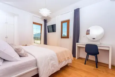 Krevet ili kreveti u jedinici u objektu Villa Flora with a 53 sqm private pool with Cinema room with projector and 4 en-suite bedrooms