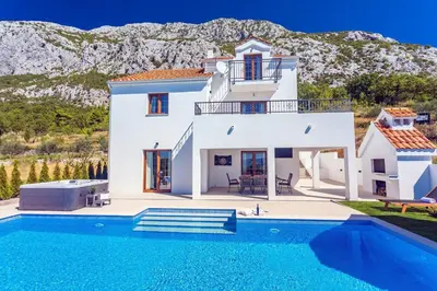 Bazen u objektu Villa Flora with a 53 sqm private pool with Cinema room with projector and 4 en-suite bedrooms ili u blizini