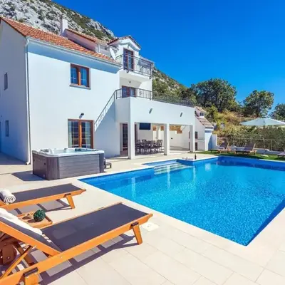 Villa Flora with a 53 sqm private pool with Cinema room with projector and 4 en-suite bedrooms
