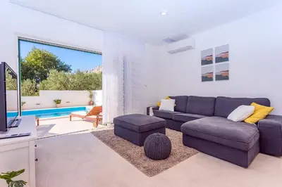 Bazen u objektu Seaview Villa Lemaro, a 2 bedroom villa with 28 sqm private pool in Krilo Jesenice ili u blizini