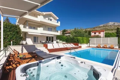 Bazen u objektu Luxury Villa Lovric with private heated pool, Jacuzzi, Sauna and private tavern ili u blizini