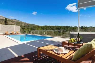 Bazen u objektu Luxury Villa Lovric with private heated pool, Jacuzzi, Sauna and private tavern ili u blizini