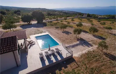 Bazen u objektu Beach Front Home In Postira ili u blizini