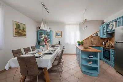 Kuhinja ili čajna kuhinja u objektu WATERFRONT SEA DREAM VILLA