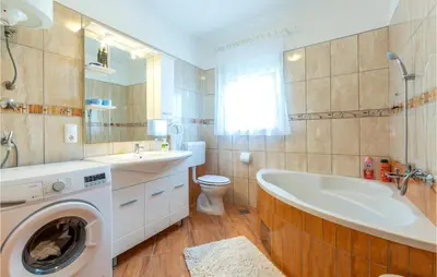 Kupaonica u objektu Stunning Apartment In Duce With House Sea View