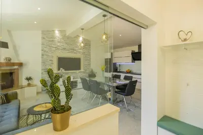 Kuhinja ili čajna kuhinja u objektu Holiday Home Maslina near Omis