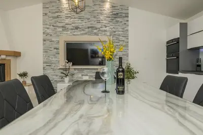 TV i/ili zabavni centar u objektu Holiday Home Maslina near Omis