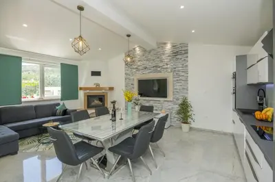 TV i/ili zabavni centar u objektu Holiday Home Maslina near Omis