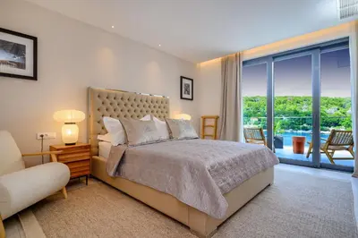 Krevet ili kreveti u jedinici u objektu Luxurious Waterfront Villa 4 Bedrooms Villa Selca Waterfront Private Jetty