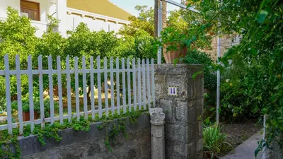 Vrt u objektu Charming two-bed apartment ORANGE GARDEN