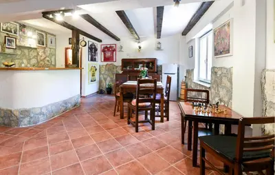 Restoran ili neka druga zalogajnica u objektu Awesome Home In Podstrana