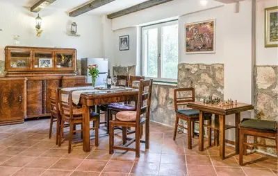 Restoran ili neka druga zalogajnica u objektu Awesome Home In Podstrana