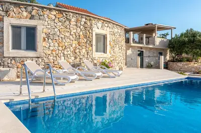 Bazen u objektu Villa Lukrecija Stonehouse ili u blizini