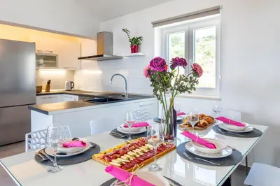 Kuhinja ili čajna kuhinja u objektu Villa Lukrecija Stonehouse