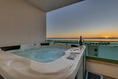 Pogled na izlazak ili zalazak sunca iz apartmana