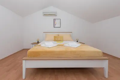 Krevet ili kreveti u jedinici u objektu Deluxe 3 bedroom apartment with sea view