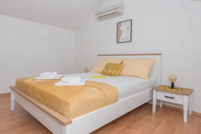 Krevet ili kreveti u jedinici u objektu Deluxe 3 bedroom apartment with sea view