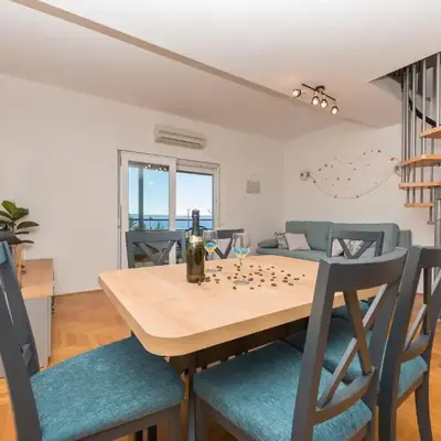 Deluxe 3 bedroom apartment with sea view