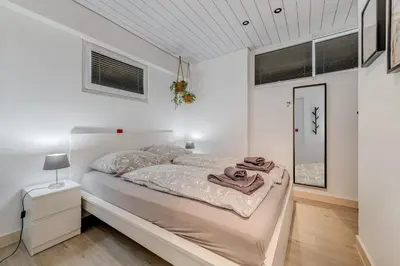Krevet ili kreveti u jedinici u objektu Luxury apartment with shared pool patio & sea view
