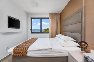 Krevet ili kreveti u jedinici u objektu Luxury, seafront Villa Petra with heated pool only 50m from beach