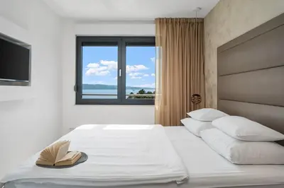 Krevet ili kreveti u jedinici u objektu Luxury, seafront Villa IVAN with heated pool only 100m from beach
