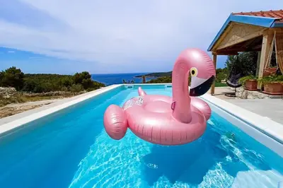 Bazen u objektu Isolated paradise Adio Mare Milna Brač ili u blizini