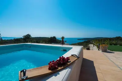 Bazen u objektu Isolated paradise Adio Mare Milna Brač ili u blizini