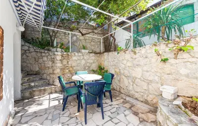 Popločani dio dvorišta ili vanjski dio objekta Stunning Apartment In Lokva Rogoznica With Wifi