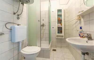 Kupaonica u objektu Stunning Apartment In Lokva Rogoznica With Wifi