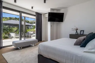 Krevet ili kreveti u jedinici u objektu Luxury VILLA CECILIA with 4 en-suite bedrooms located 250m from the beach in Podstrana, max 8 people