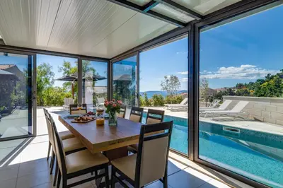Bazen u objektu Luxury VILLA CECILIA with 4 en-suite bedrooms located 250m from the beach in Podstrana, max 8 people ili u blizini