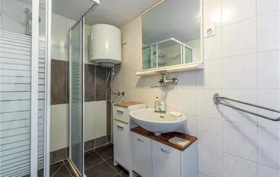 Kupaonica u objektu Cozy Apartment In Lokva Rogoznica With Wifi