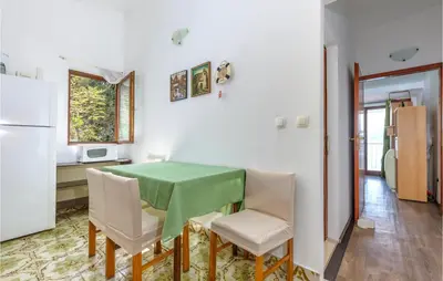 Kuhinja ili čajna kuhinja u objektu 2 Bedroom Awesome Apartment In Lokva Rogoznica