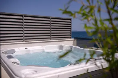 Tlocrt objekta Exclusive Seafront Suite with jacuzzi